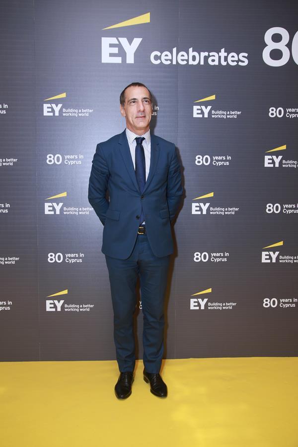 ey8