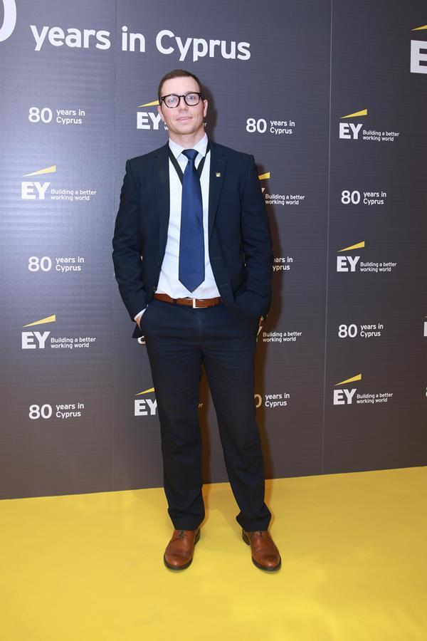 ey9