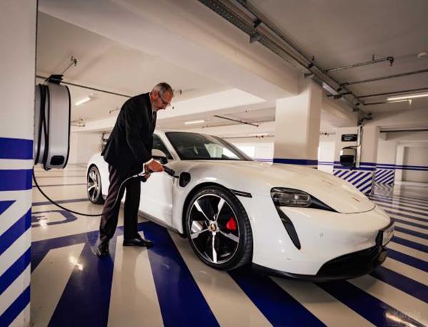 porscheradisson3
