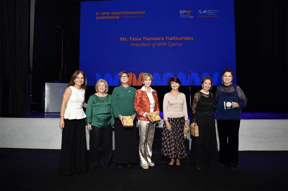 4400777149276989 Στέλλα Καμμίτση,  Μαρία Ματθαίου Σουρουλλά,Έφη Μιχαήλ, Μαριάννα Βραχίμη, Νίτσα Παπαχριστοδούλου, Μαίρη Παπαδοπούλου,  Τάσια Γιανναρά Γιαλλουρίδου