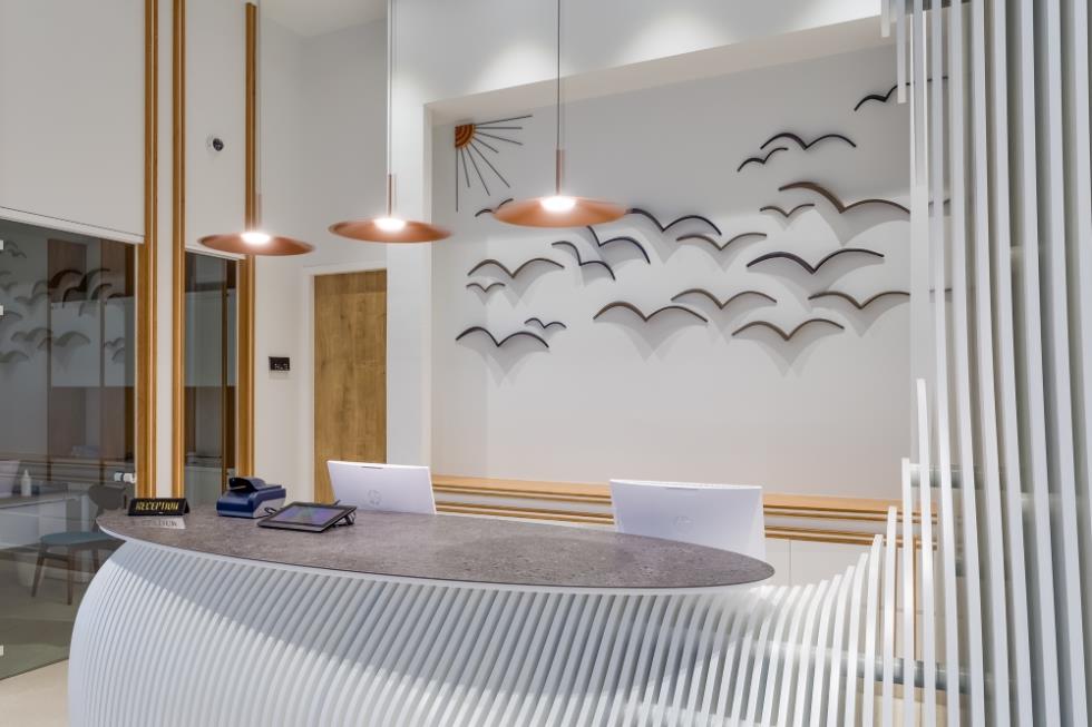 5248387030119100 FRONT DESK closeup