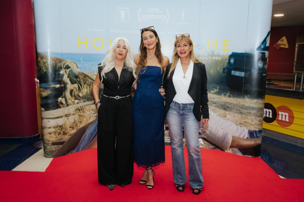 5588884081365439 HOLD ONTO ME premiere-97 press