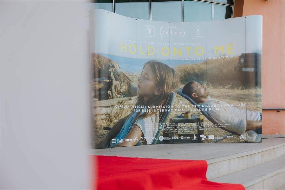 5588884275426425 HOLD ONTO ME premiere-3 press